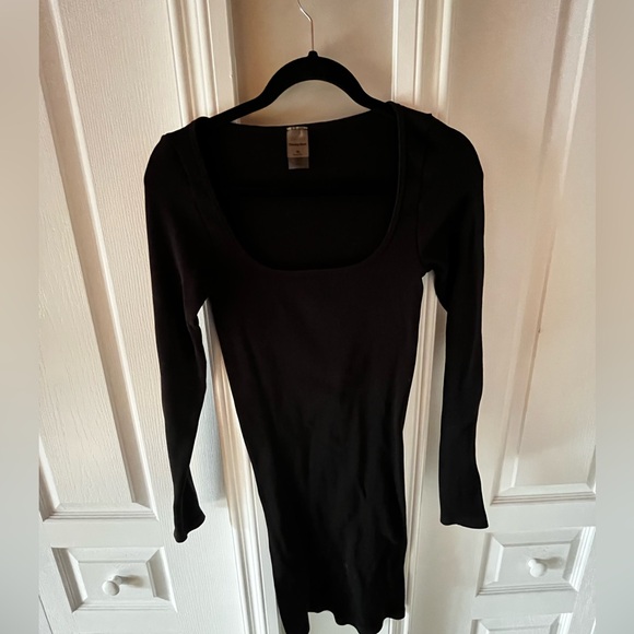 4/45$ Almost brand new Sunday Best sinchseamless Delta dress in black | Aritzia - Picture 7 of 7
